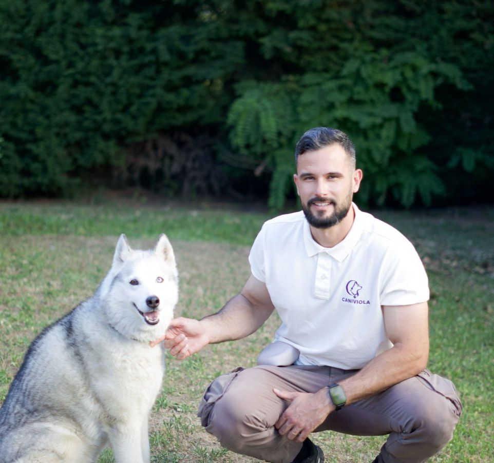 Caniviola — Éducation et comportement canin Éducateur canin Caniviola et un chien Husky sibérien dans un parc
